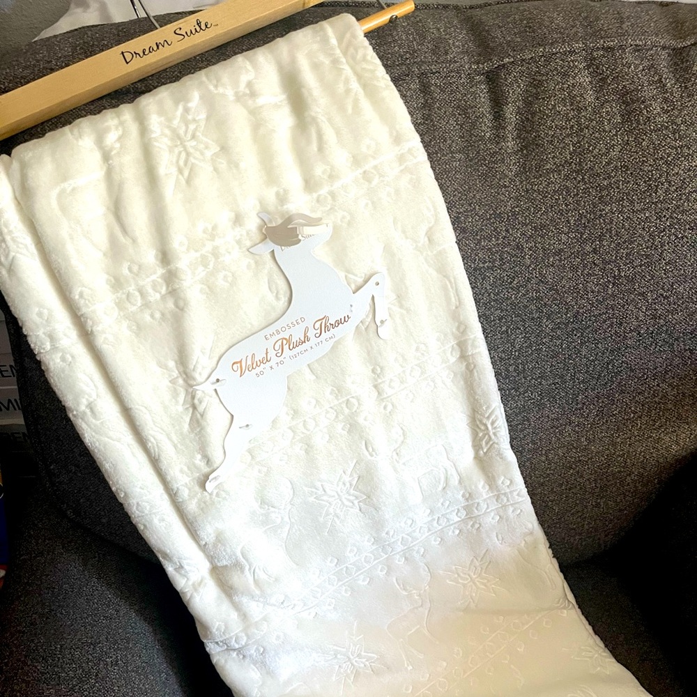 Dream Suite velvet throw blanket NEW white color. Perfect condition 50x70